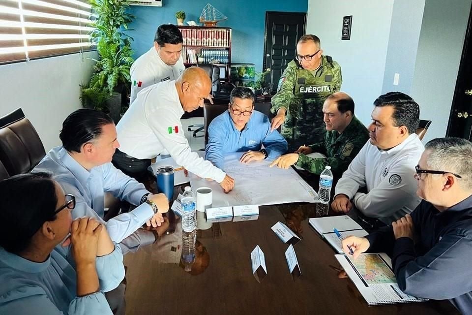 El Gobernador de Tamaulipas tuvo una reunión en Miguel Alemán con el Gabinete de Seguridad, mandos militares y el Alcalde de esas ciudad, a fin de revisar la estrategia.