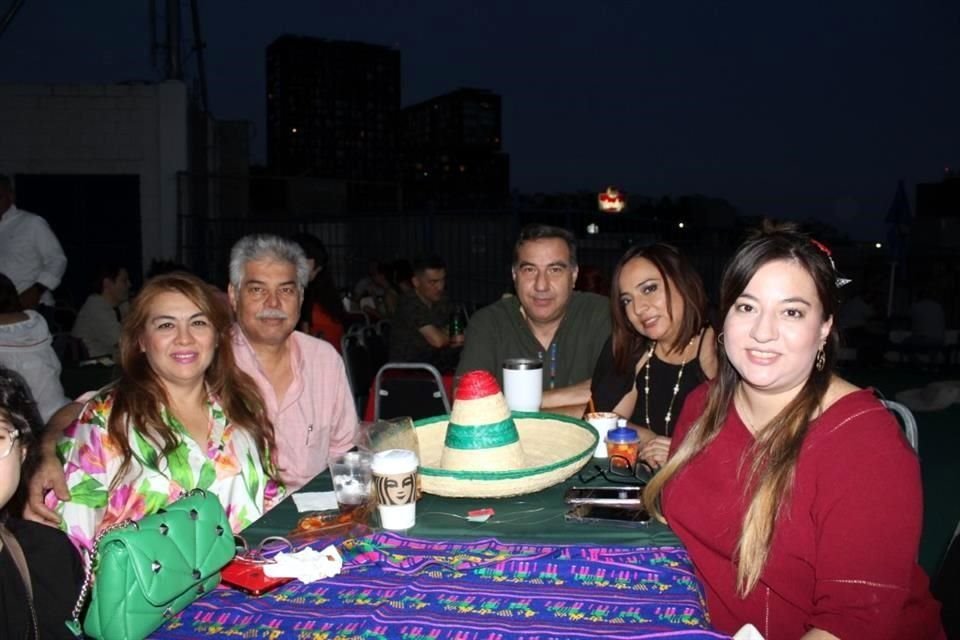Elizabeth Cano, Elizabeth Reyes, Humberto Cano, Abelardo Trujilllo, Rocío García y Paola Trujillo