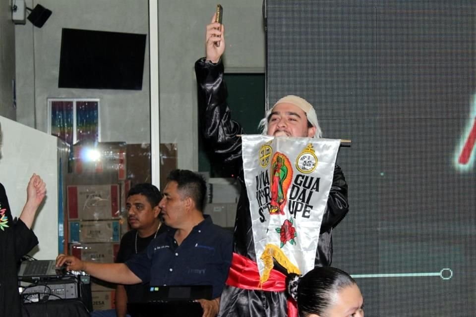 Docentes y padres de familia dan el grito en Fiesta Mexicana del Instituto San Jerónimo