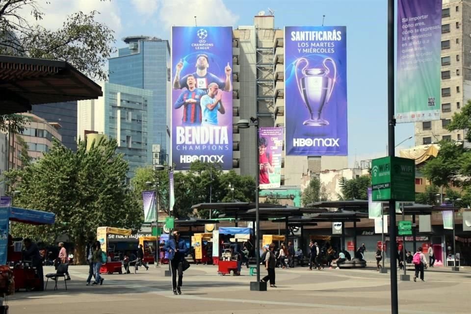 Alrededor de la Glorieta de Insurgentes, sobresalen cuatro carteleras en azoteas, un tipo de anuncios restringido por la nueva Ley .