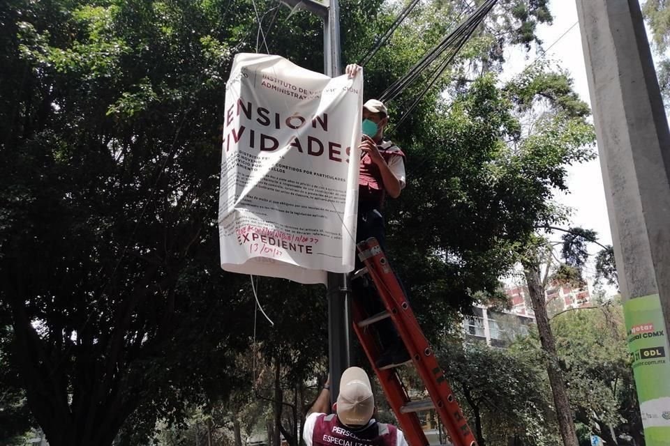 Personal del Instituto de Verificación Administrativa clausuró pantallas instaladas para exhibir publicidad exterior.
