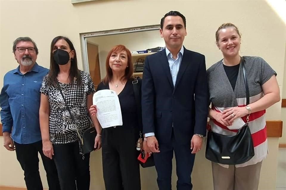 Vecinos de San Pedro y el Diputado local panista Luis Susarrey (segundo de der. a izq.) presentaron la propuesta.