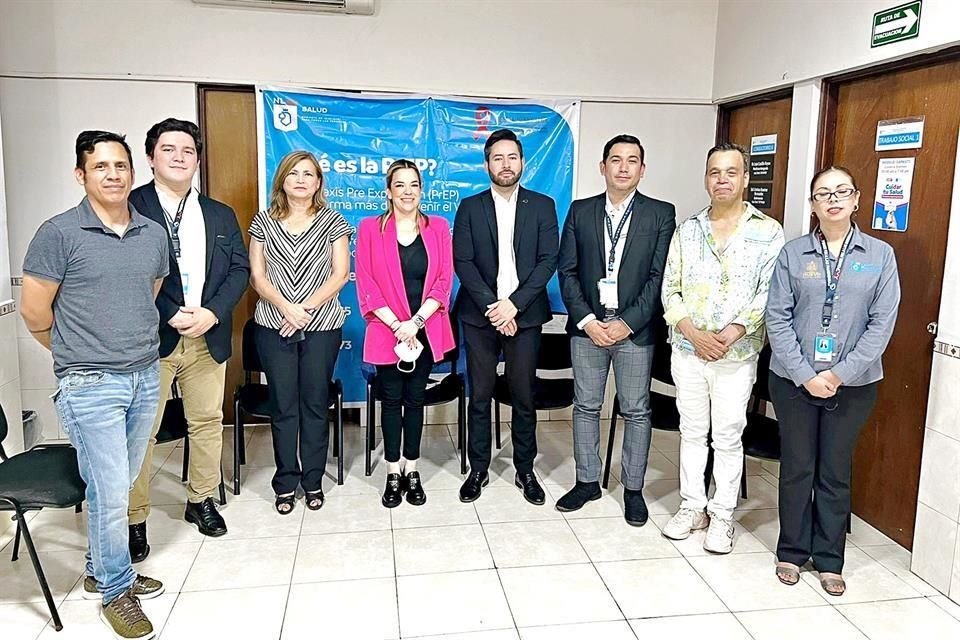 Funcionarios de Salud de NL y activistas ayer en el arranque de PrEP en el Capasits del Estado.