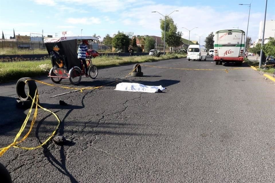 Según reportes preliminares, el peatón, de entre 70 y 75 años, caminó desde un camellón hacia los carriles laterales y fue embestido por el camión.