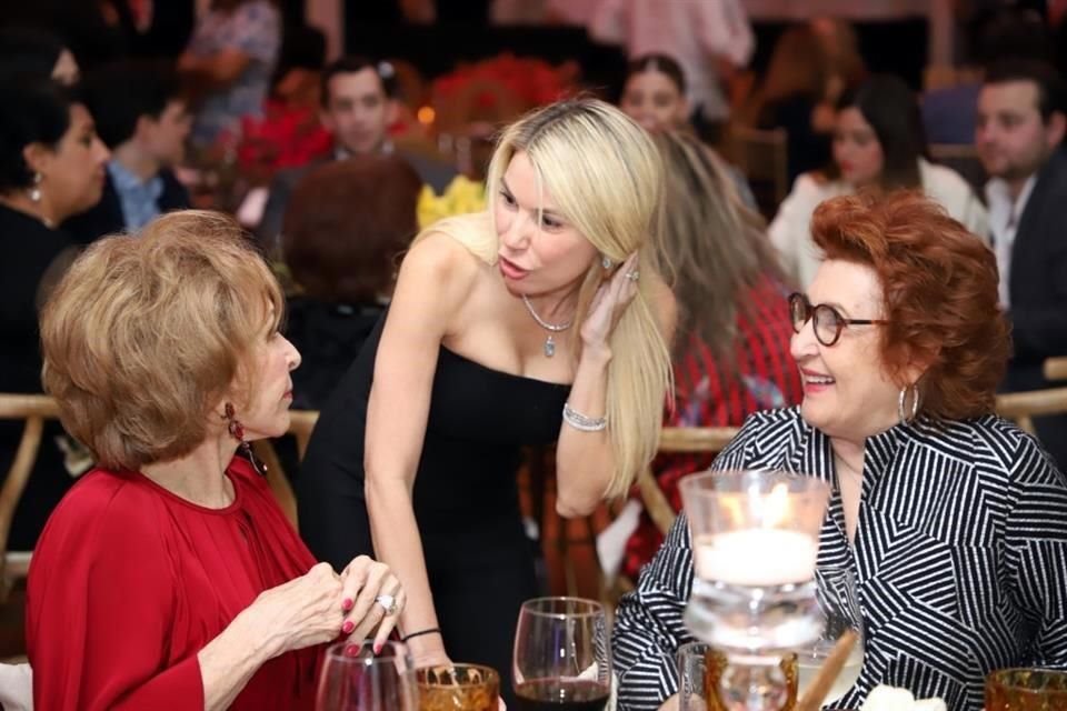 Yolanda Santos de Hoyoa, Roberta Barrera de Selem y Emma Molina