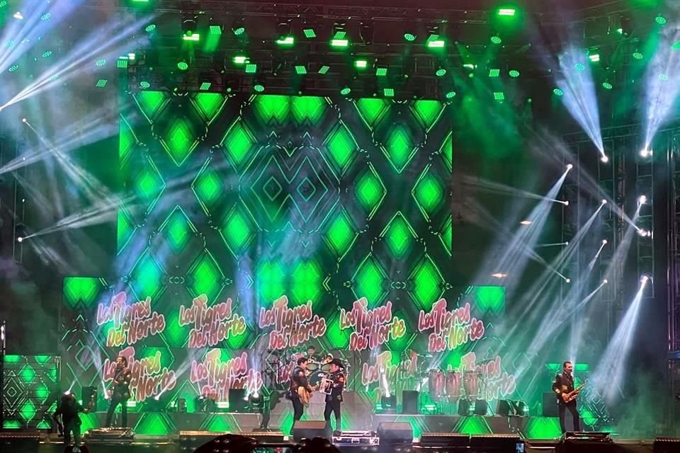 Los Tigres del Norte prendieron el escenario y a los 130 mil asistentes del Zócalo capitalino; arrancaron con 'Jefe de Jefes'.