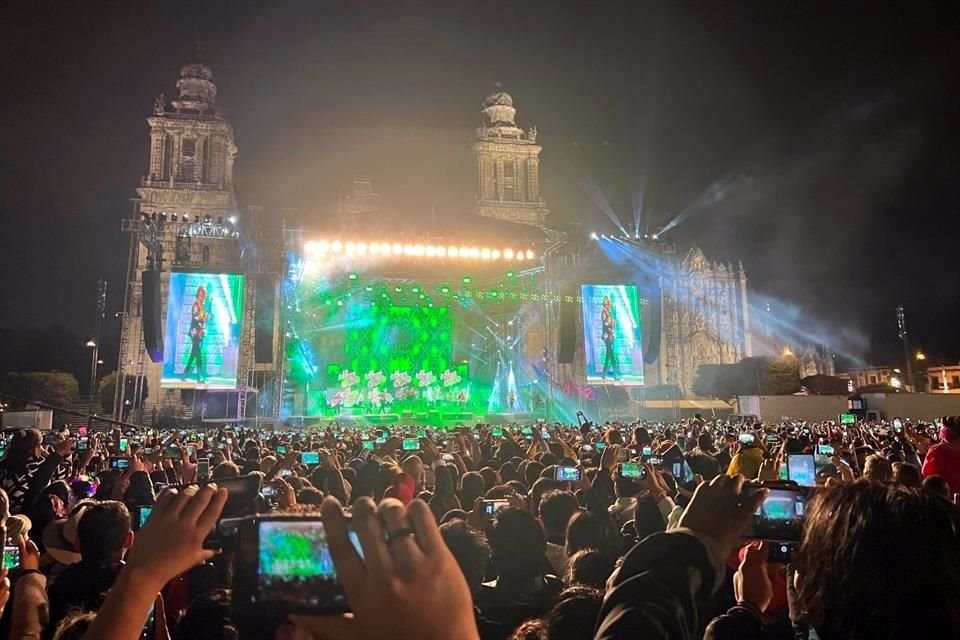 Los Tigres del Norte prendieron el escenario y a los 130 mil asistentes del Zócalo capitalino; arrancaron con 'Jefe de Jefes'.