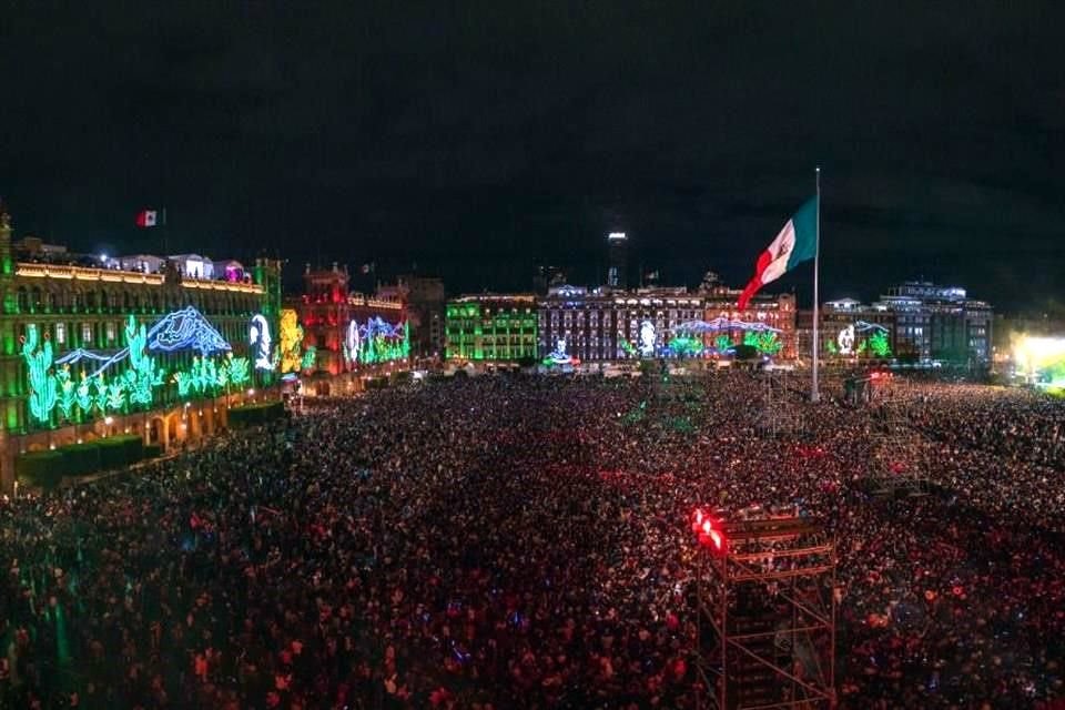 Los Tigres del Norte prendieron el escenario y a los 130 mil asistentes del Zócalo capitalino; arrancaron con 'Jefe de Jefes'.