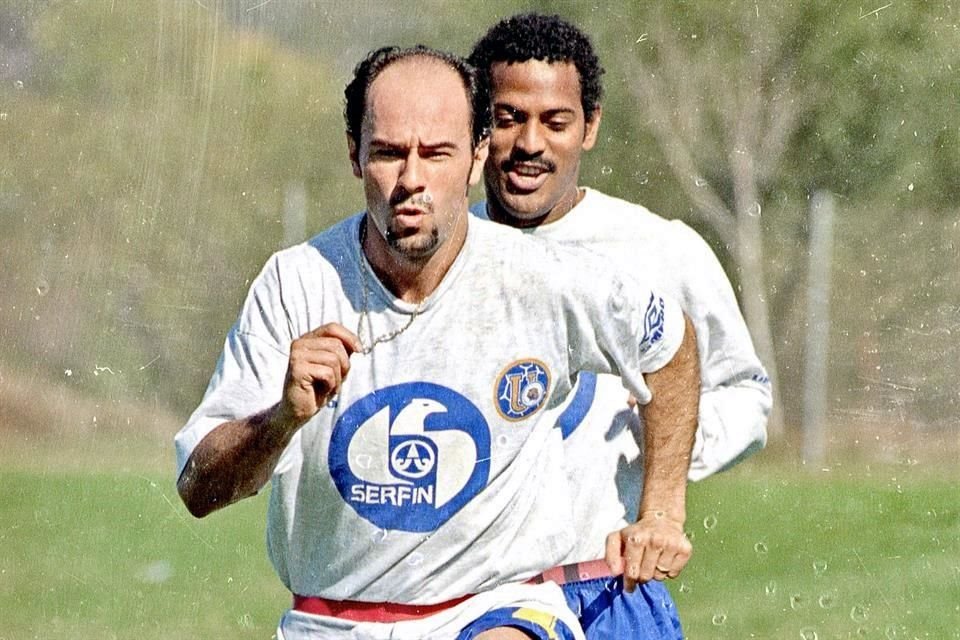 Roberto Ruiz Esparza (adelante) durante un entrenamiento de Tigres.