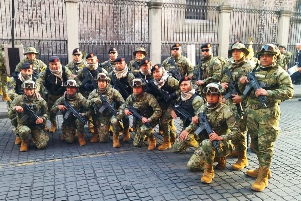 Elementos del Ejército posan para la foto.