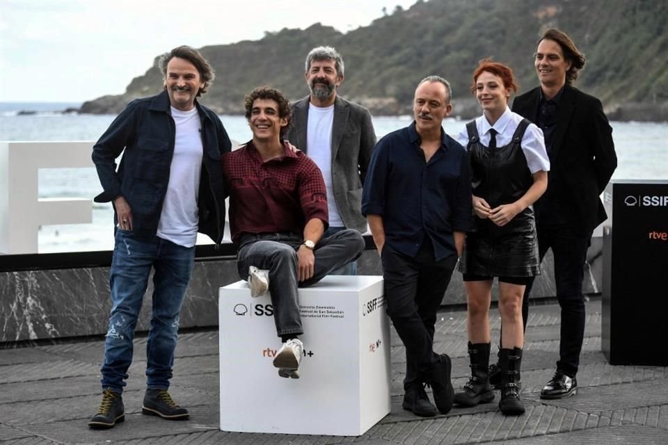 El elenco de la cinta 'Modelo 77' y el director Alberto Rodriguez, posaron en la presentación del filme.