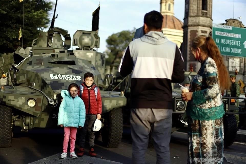 Los niños posaron para la foto junto a un tanque militar.