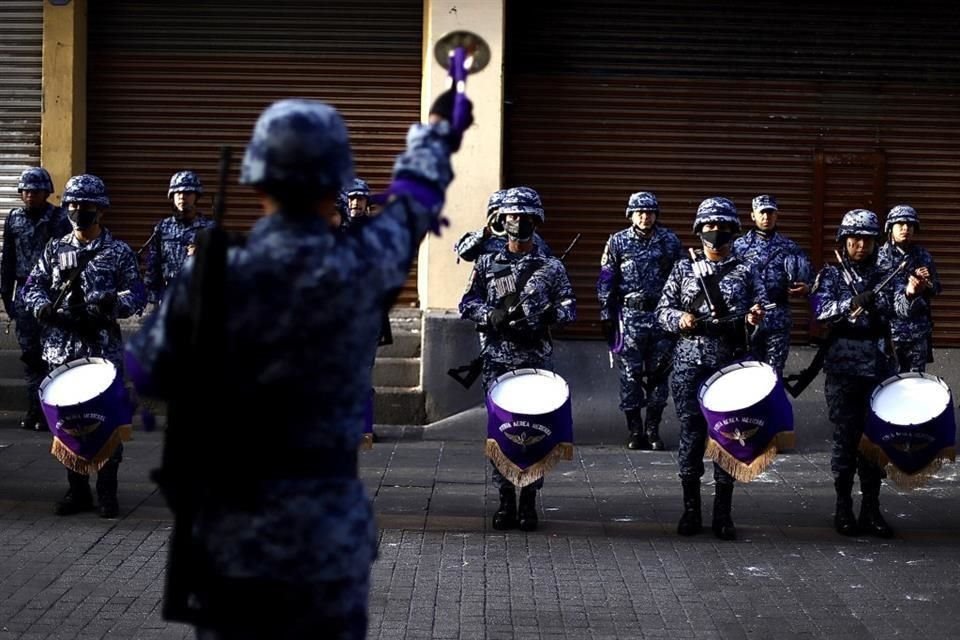 La banda de guerra presente.