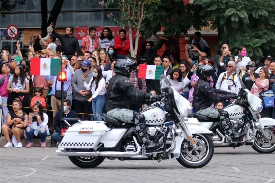 Asistentes observan el desfile en Paseo de la Reforma.