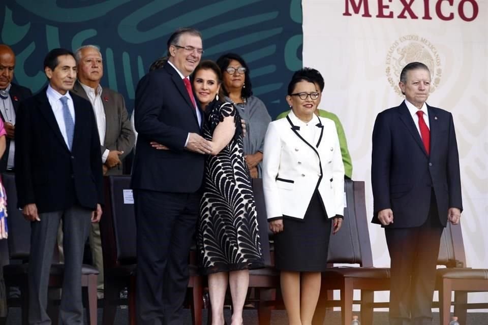 A AMLO lo acompañaron su esposa, la escritora Beatriz Gutiérrez; el Canciller Marcelo Ebrard; la titular de la SSPC, Rosa Icela Rodríguez, y el presidente de la Corte, Arturo Zaldívar.