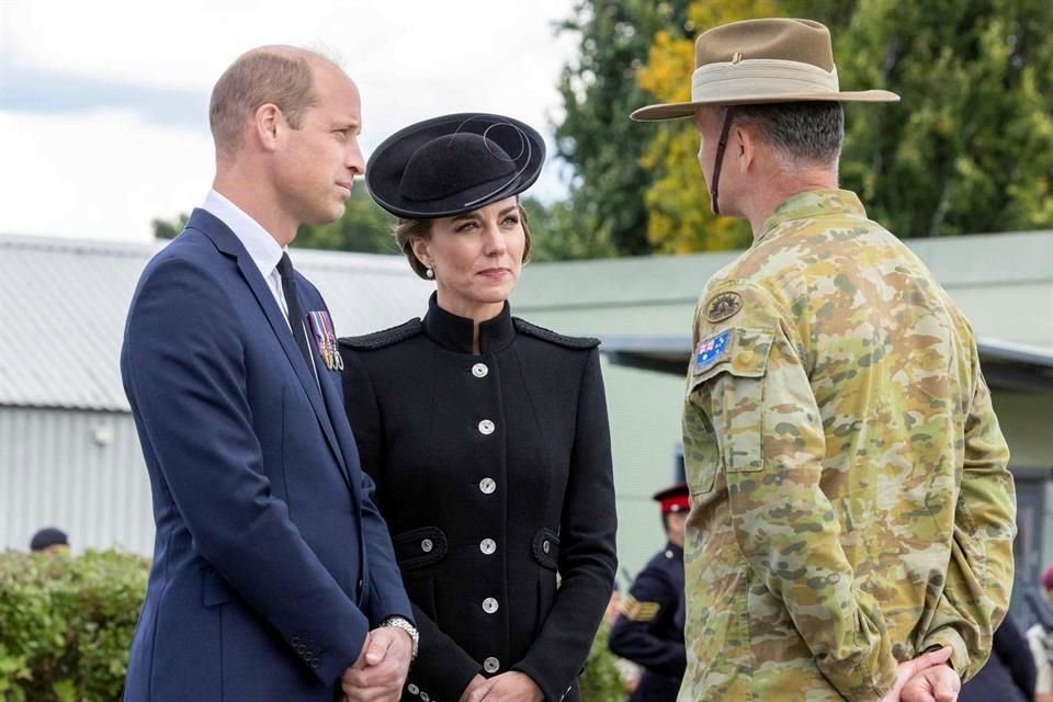 Catalina y Guillermo de Gales se reunieron con tropas de la Commonwealth para el funeral de la Reina Isabel II.