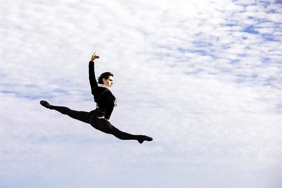 Tras retirarse del Royal Ballet de Londres, César Corrales se convierte en director artístico del Ballet de Monterrey.