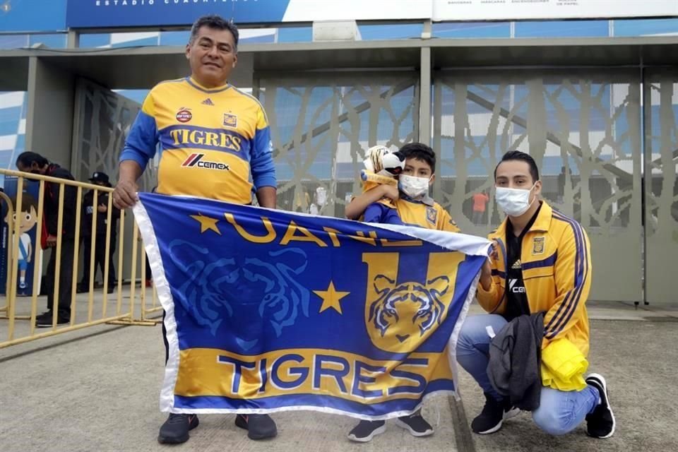 Los aficionados vivieron las acciones del Puebla-Tigres, en pleno 16 de septiembre.