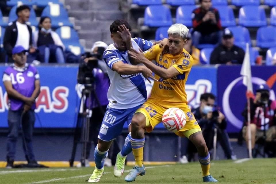 Raymundo Fulgencio, de Tigres,  disputa el balón contra Maxi Araujo.