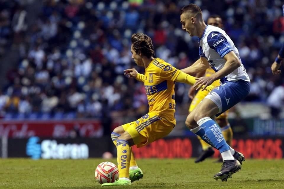 Sebastián Córdova cubre el balón, durante el primer tiempo del partido.