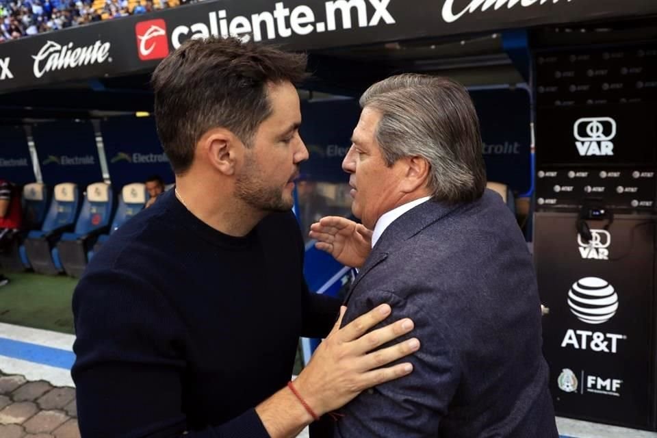 El saludo entre Nicolás Larcamón y Miguel Herrera.