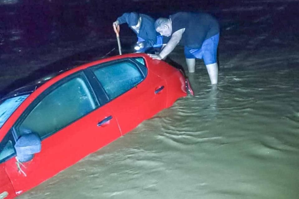 Autos arrastrados por la corriente y cauces desbordados ha dejado la tormenta tropical 'Léster' en la Playa Sayulita, en Nayarit.