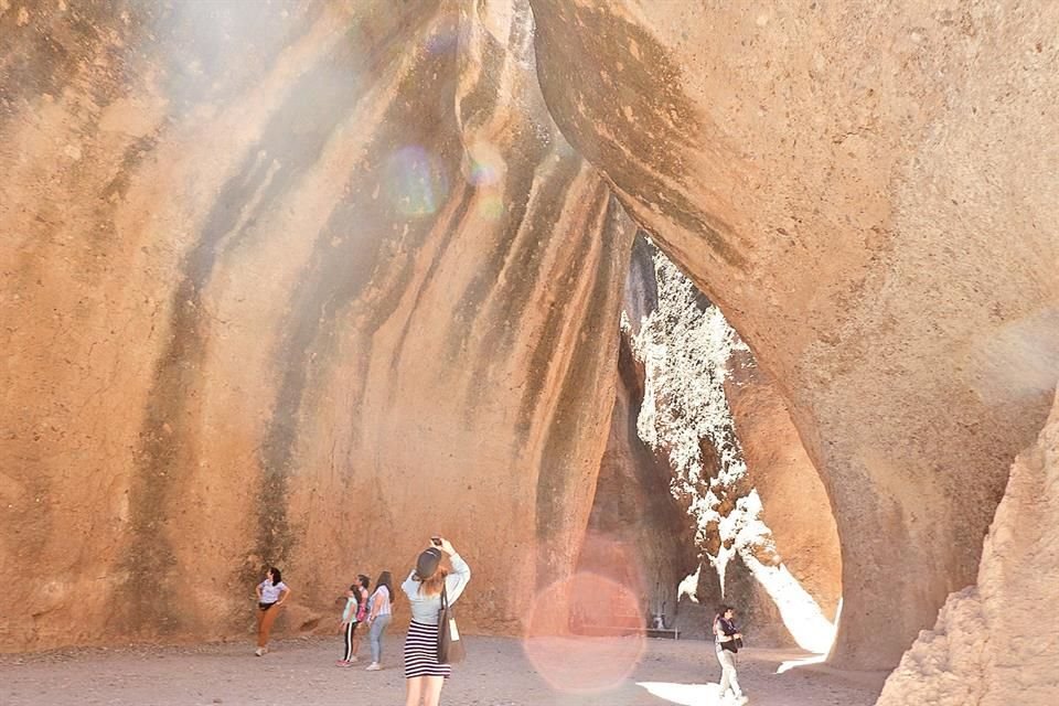 El nombre de Cañón de Namúrachi significa 'Lugar de cuevas'.