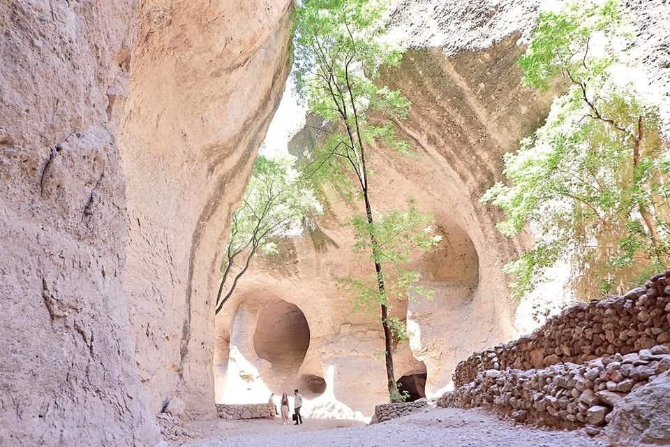 Entre las actividades a realizar podrás hacer excursiones, escalar y descender por los relieves,