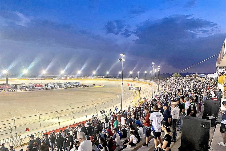 Los amantes de la velocidad y el rugir de los motores pueden acudir a las carreras NASCAR que se celebran en el Autódromo El Dorado Speedway.