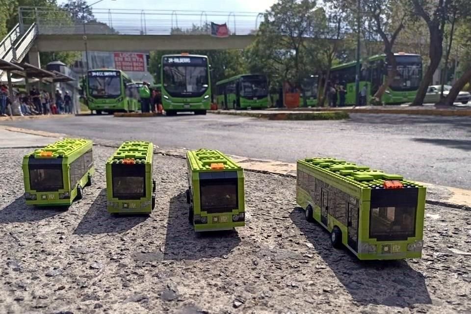 Augusto se desempeña como programador y creador de aplicaciones para celular; sin embargo, ocupa algunas de sus horas libres para armar estos autobuses RTP. 