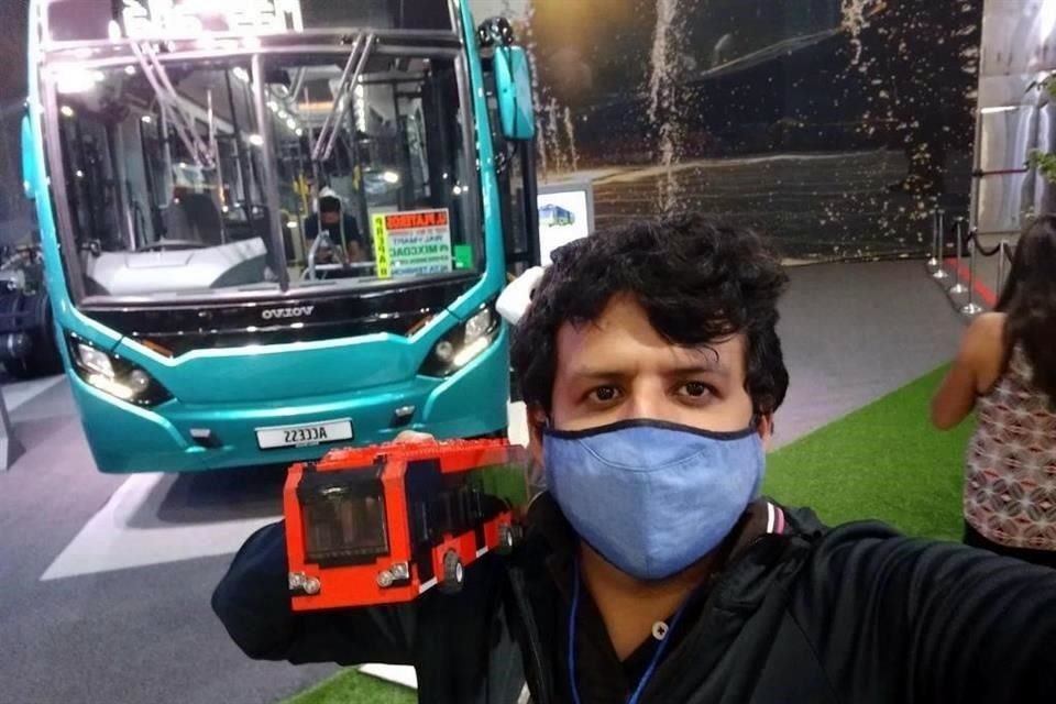 Augusto tarda entre tres y cuatro meses en crear un modelo a escala de transporte público. 