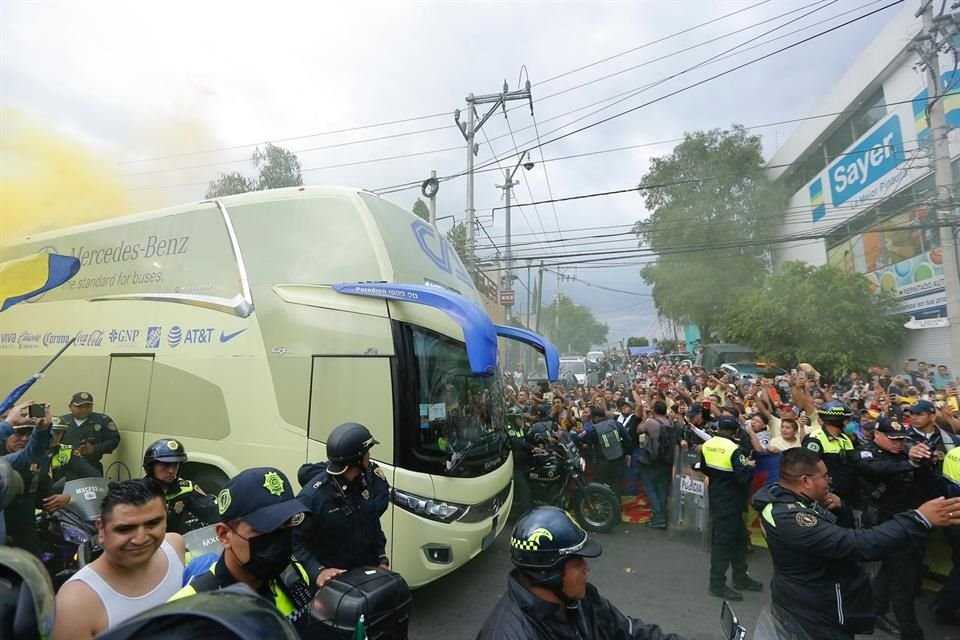 El autobús del América llegó arropado por la afición azulcrema.