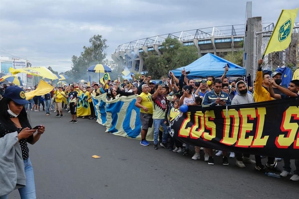 Así recibieron los aficionados a los jugadores del América.