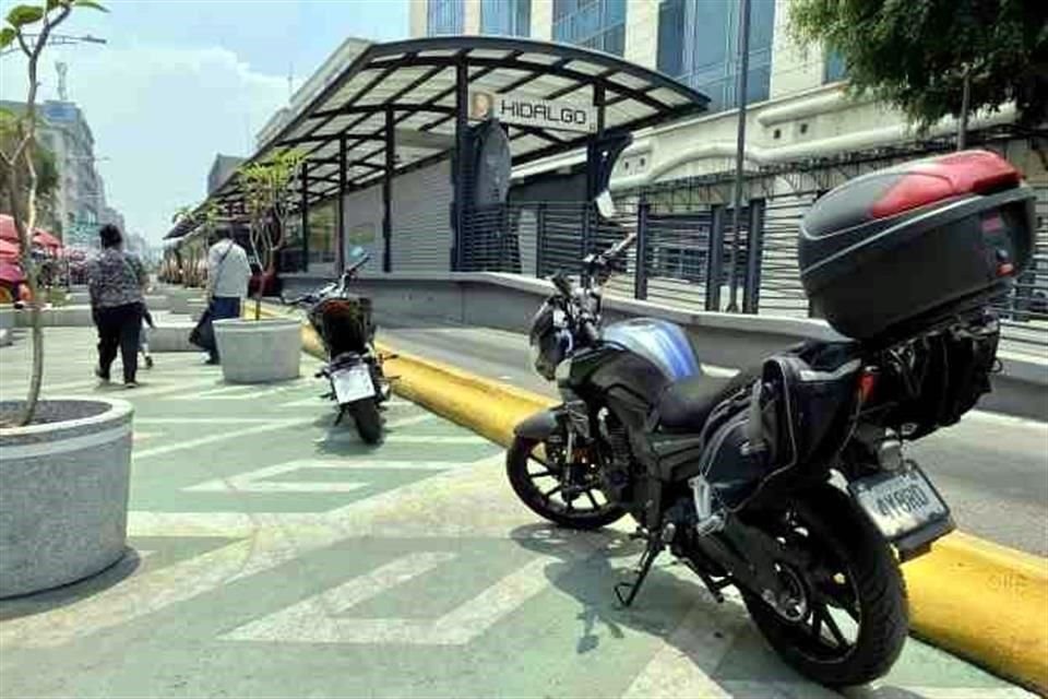 El Reglamento de Tránsito prohíbe que motocicletas se estacionen en banquetas.