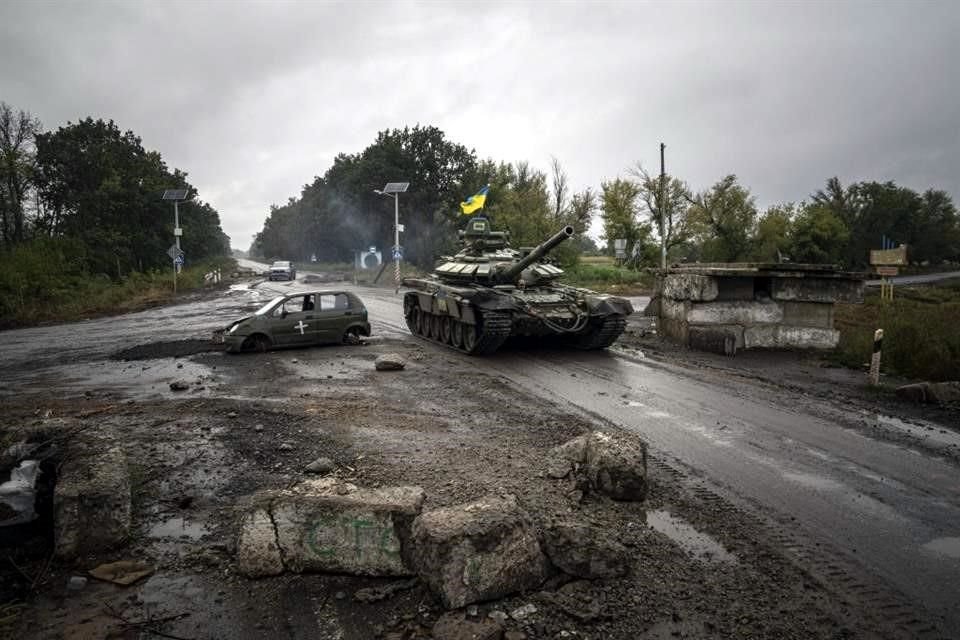 Un tanque ucraniano avanza por un puesto de control en la zona de Izium, que las tropas de Kiev recién recuperaron.