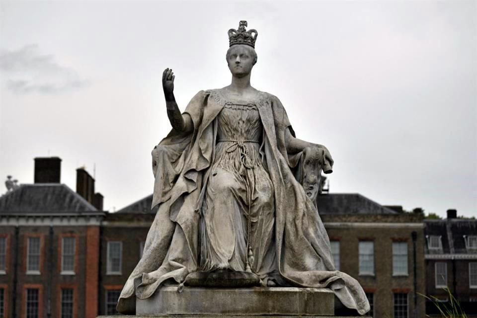 Una estatua de la Reina Victoria adorna los jardines del Palacio de  Kensington, en Londres.