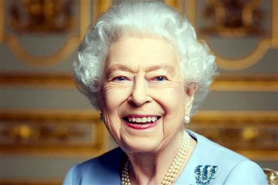 La familia real dio a conocer una fotografía inédita de la Reina Isabel II, horas antes de que se lleve a cabo su funeral.