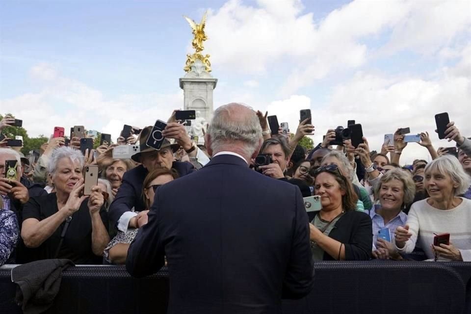 Tras la muerte de la Reina Isabel, el reinado de Carlos III podría no ser tan largo y ser visto más como de transición, señaló a REFORMA un periodista británico que cubre a la Corona.