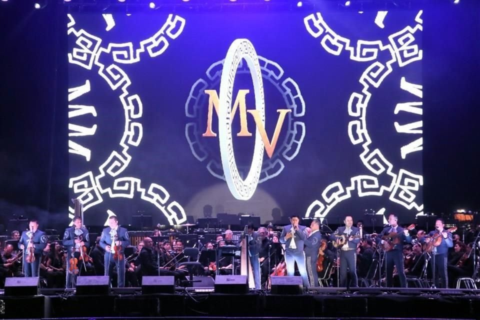 La música del mariachi retumbó anoche frente a Palacio de Gobierno para arrancar la edición 15 del Festival Internacional de Santa Lucía.