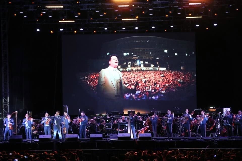 Uno de los momentos sorpresa fue el homenaje que los de Tecalitlán hicieron a Juan Gabriel, con temas que el cantante fallecido en 2016 interpretó acompañado con mariachi.
