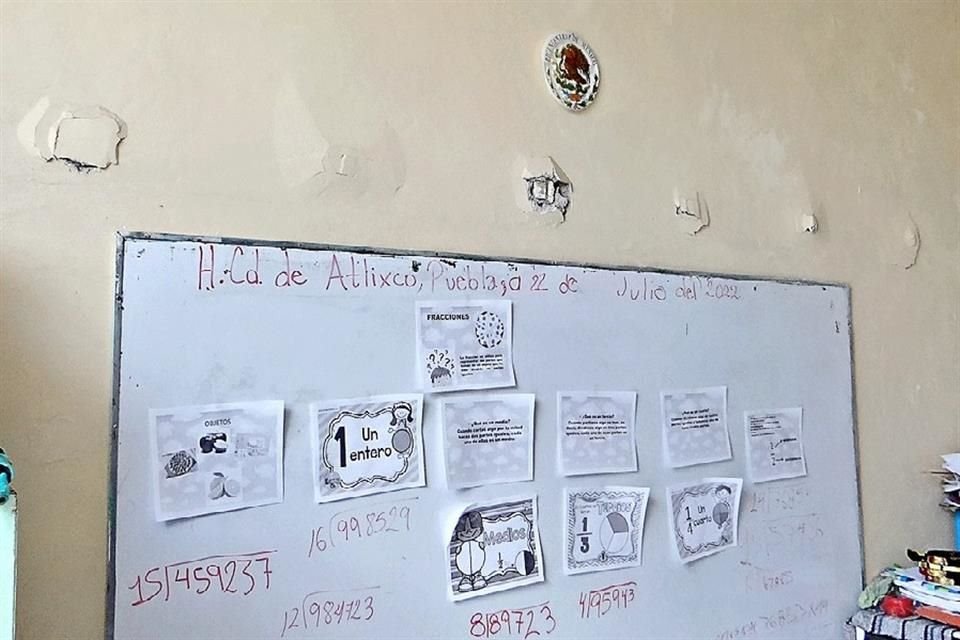 En la Primaria Antonio Serrano, de Atlixco, Puebla, obras que se pagaron a una empresa privada en realidad las realizó el CAPCEE y ya se están 'botando', acusaron maestros.