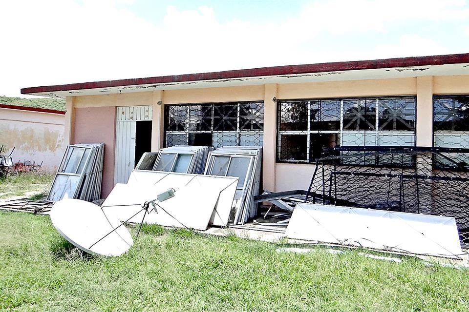 En la Escuela Jaime Torres Bodet, de Tochimilco, Puebla, se demolieron dos aulas y se construyeron dos, pero dejaron seis salones con daños que ahora se usan como bodegas.