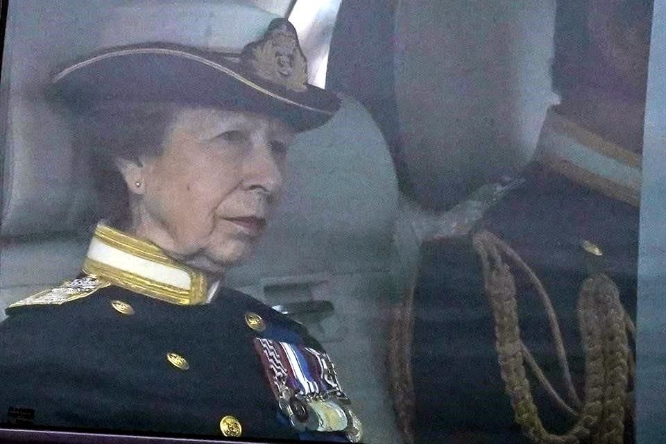 La princesa Ana fue de las primeras en llegar a la Abadía.