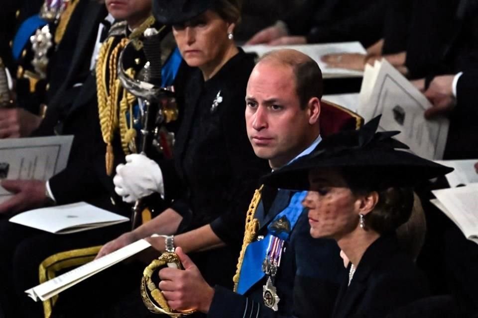 Los Príncipes de Gales se colocaron al frente de la Abadía.