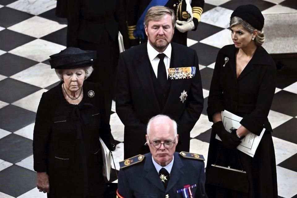 La Princesa Beatriz de los Países Bajos, a la izquierda, el Rey Willem-Alexander de los Países Bajos y la Reina Máxima.