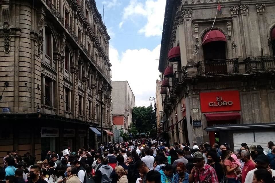 Decenas de personas salieron a la calles ante la alerta sísmica.