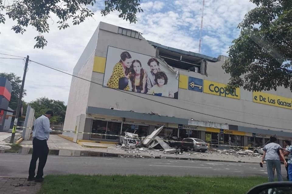 La barda de una tienda Coppel se desplomó.