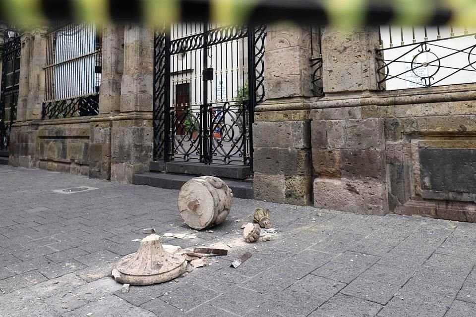 Con el movimiento telúrico también se reportó el desprendimiento de un 'florete' de cantera del Templo de Nuestra Señora de la Merced.