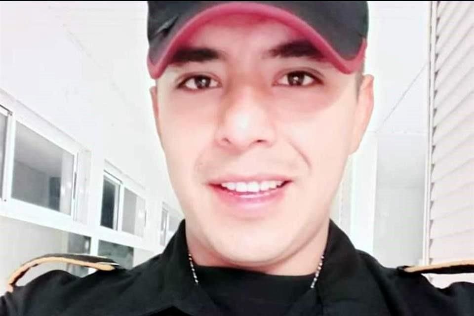 Patrullas de Fuerza Civil escoltan la carroza que transportó el cuerpo del policía Francisco Javier Medina hasta el Cuartel Policía No. 1.