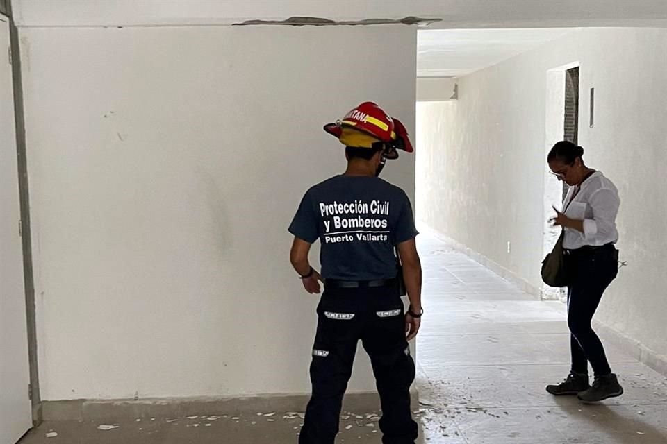 En Puerto Vallarta se registraron daños en hoteles, pero se descarta tsunami.